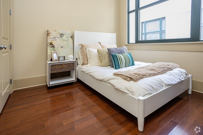 1BR, 1BA - 555SF