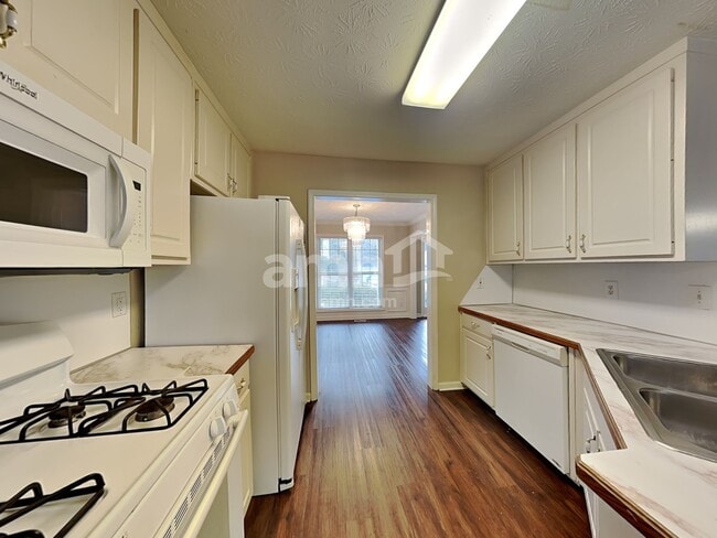 Photo - 682 Simon Park Cir