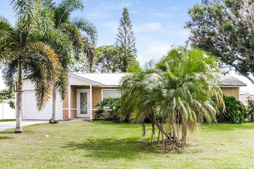 Photo - 357 NW Hibiscus St