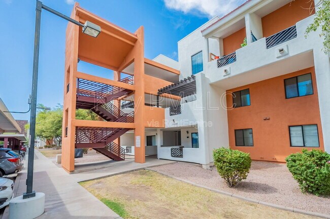 Building Photo - 1005 E 8th St Unit 2007