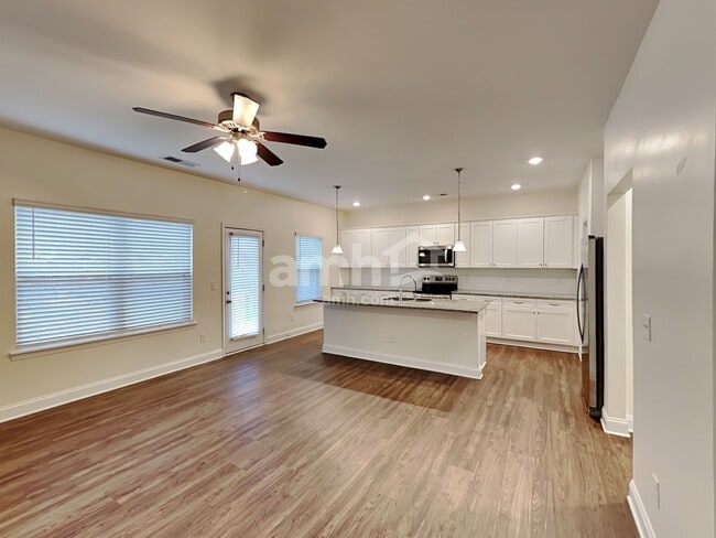 Photo - 106 Oscar Ct