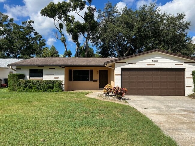 Building Photo - Spacious 3/2/2 in a quiet neighborhood ava... Rental