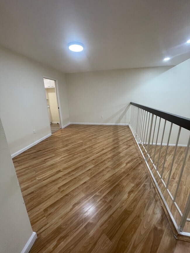 Dinning Room - 584 W Huntington Dr