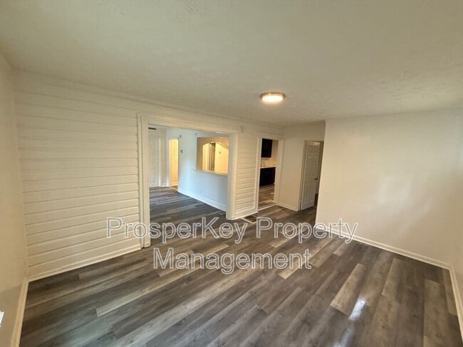 Photo - 4692 College St