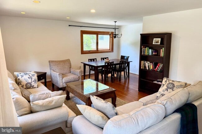 Building Photo - 604 Yeonas Dr SW
