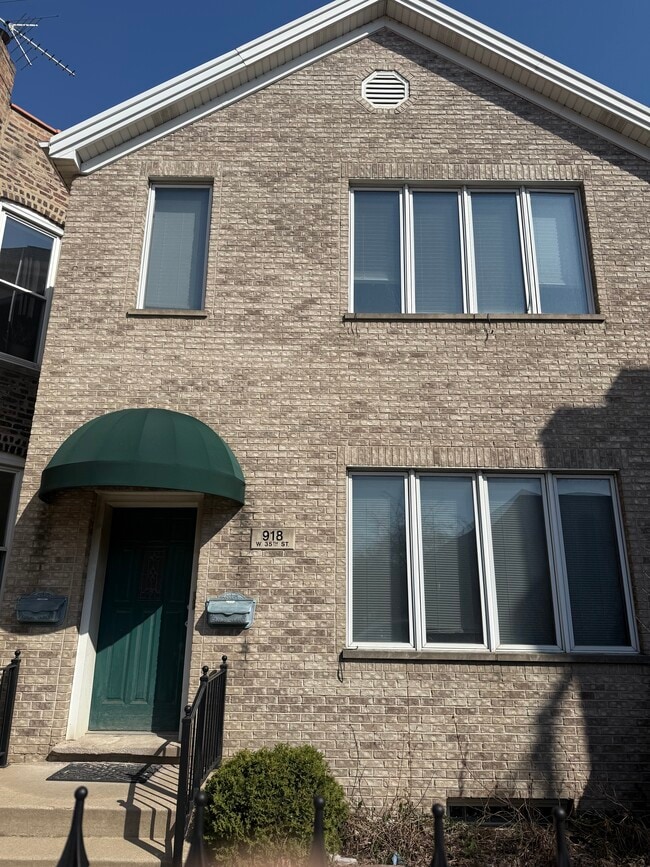 Building Photo - 918 W 35th St Unit 1f