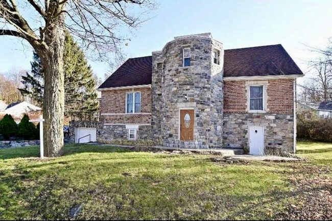 Building Photo - 2 Hollowbrook Plz Unit 1
