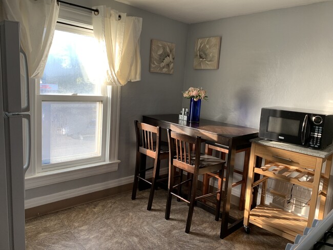 Cocina, mesa de comedor. - 1670 Mount Hope Ave Apartamentos Unidad A- upstairs