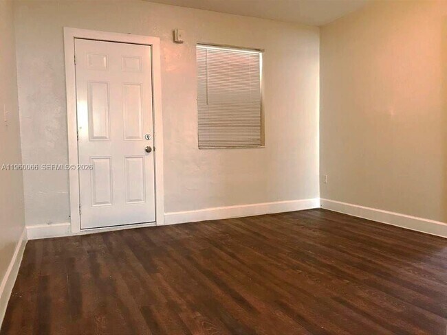 Building Photo - 1801 NW 2nd Ct Unit 301