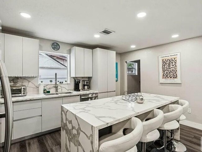 Building Photo - 2300 Island Dr Rental