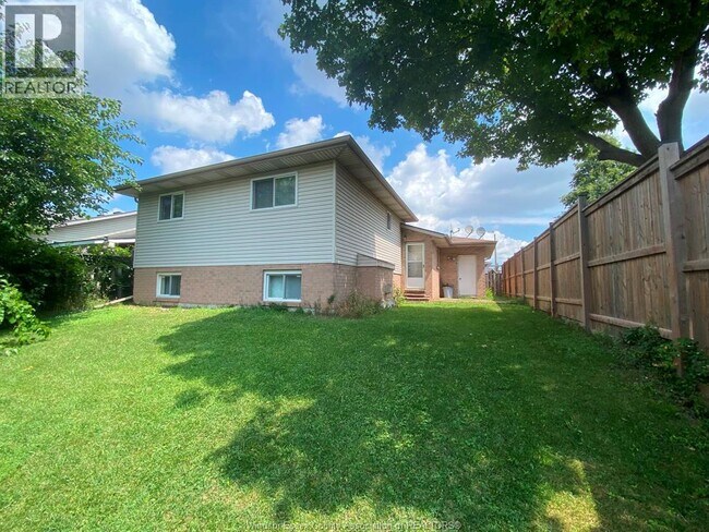 Photo - 1087 Brookview Crescent