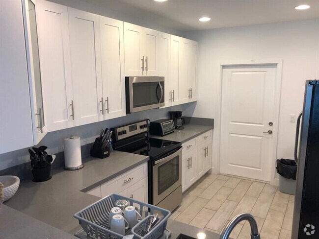 Building Photo - 2362 SW 18th Ave Rental