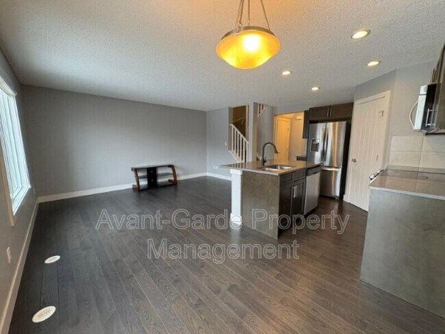 Photo - 636-642 42 Ave NW