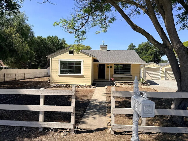Building Photo - Charming country property