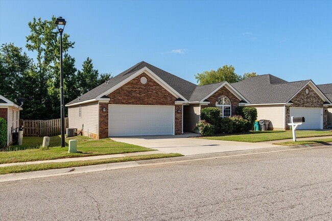 Photo - 570 Lory Ln