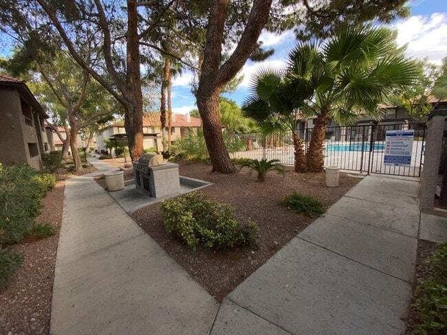 Building Photo - 3 Bedroom 2 bath condo located on second floor. Unit #250