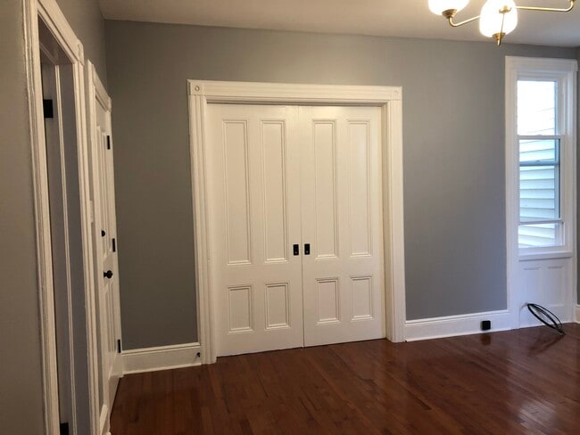 Sala de estar a la entrada del dormitorio principal. - 35 Charles St Unidad 2nd Floor