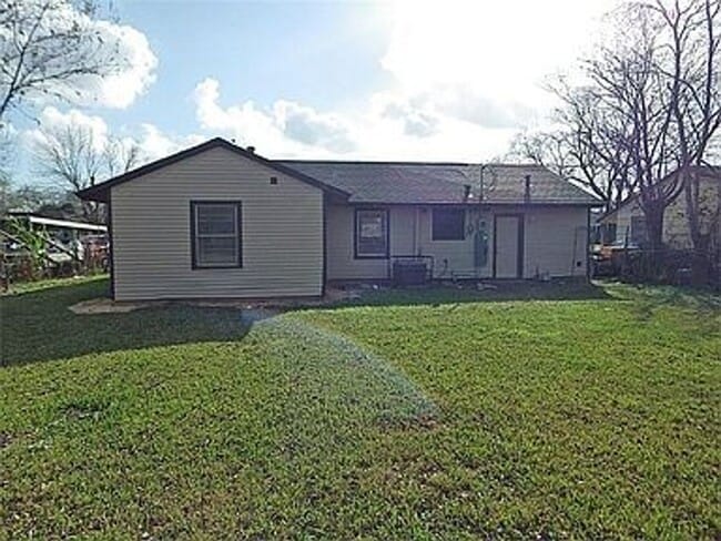 Building Photo - 3 bed / 1 bath home in South Houston - Mov...
