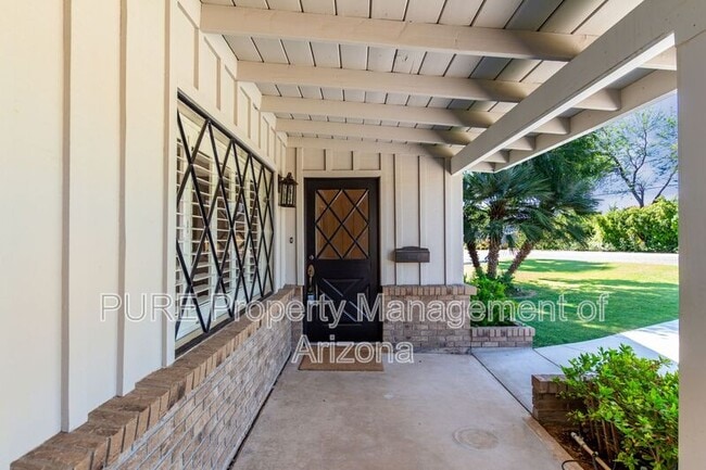 417 E Rose Ln