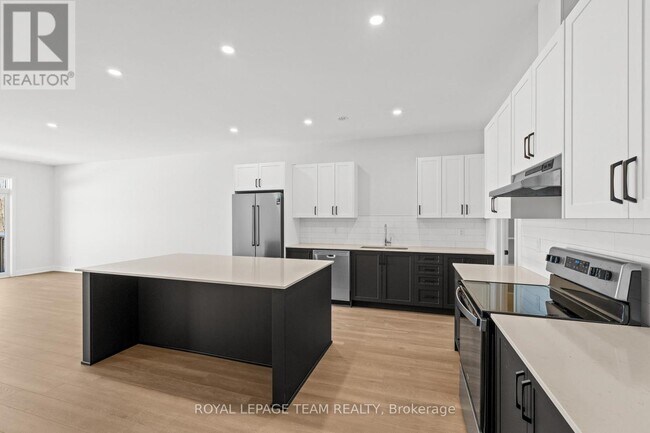 Photo - 1098 Moore St