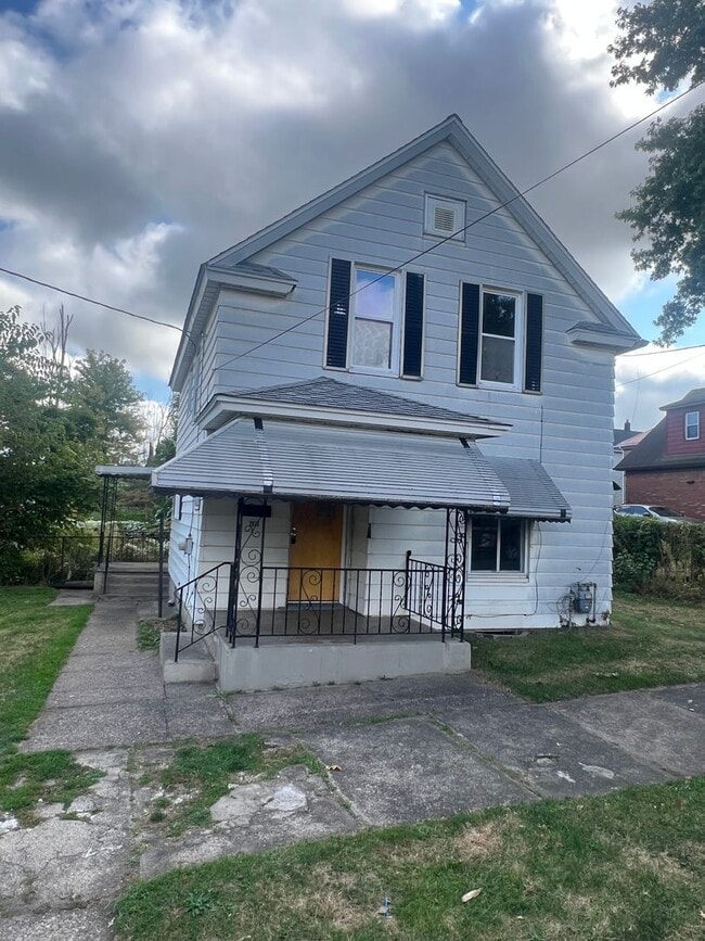 Building Photo - Southeast Erie 3 Bedroom House