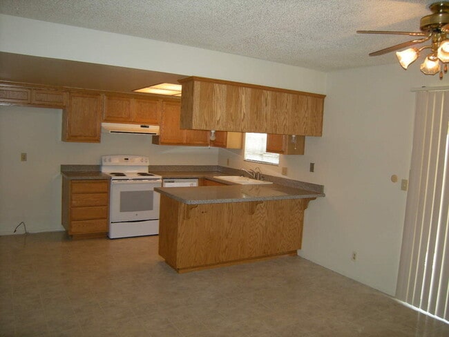 Building Photo - Comfortable 3/2 that allows pets!