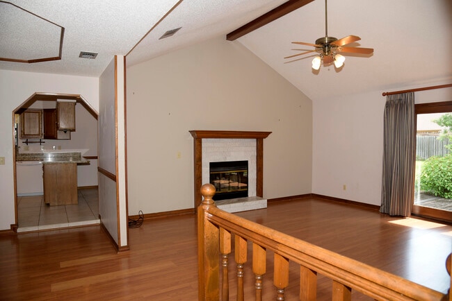 Photo - 1129 Troon Dr E