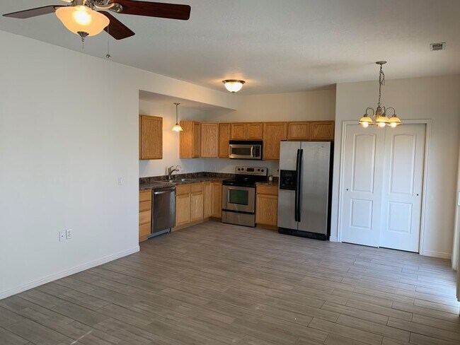 Photo - 2389 1515 W