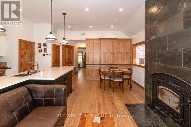Photo - 837 Kingston Rd