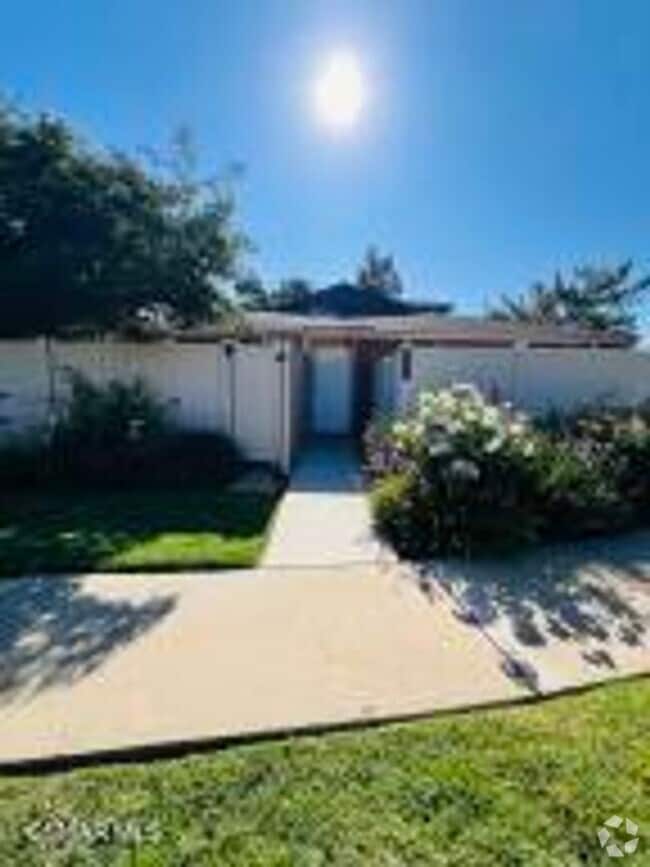 Building Photo - Charming single-story, end-unit condo loca...