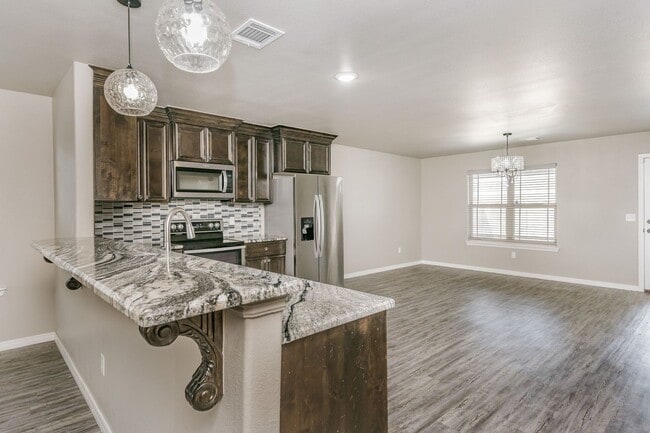 Photo - 4 BEDROOM!!! Located in River Road