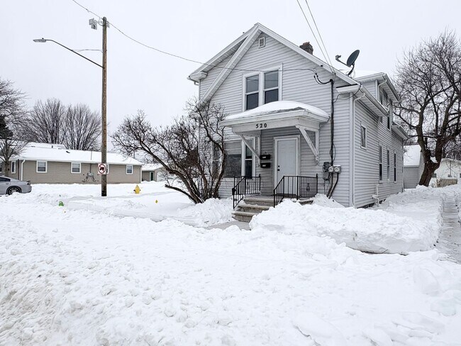 Building Photo - 520 12th Ave