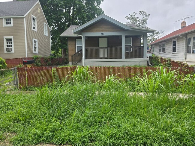 Building Photo - Beautifully Updated 2 bedroom 1 bathroom 7... Rental