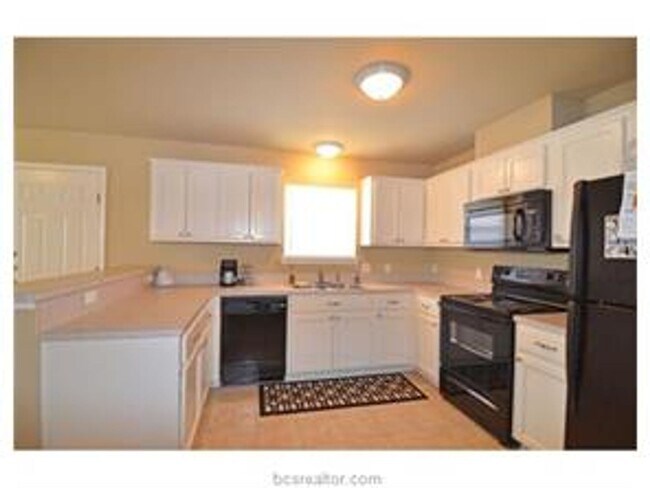 Photo - Large 3/2 duplex with large fenced back yard