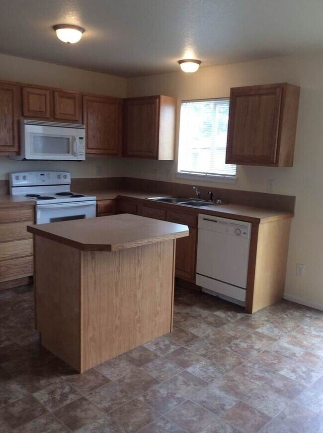 Photo - Spacious 3 Bedroom, 2.5 Bathroom Townhome located in the Eagle Heights Subdivision