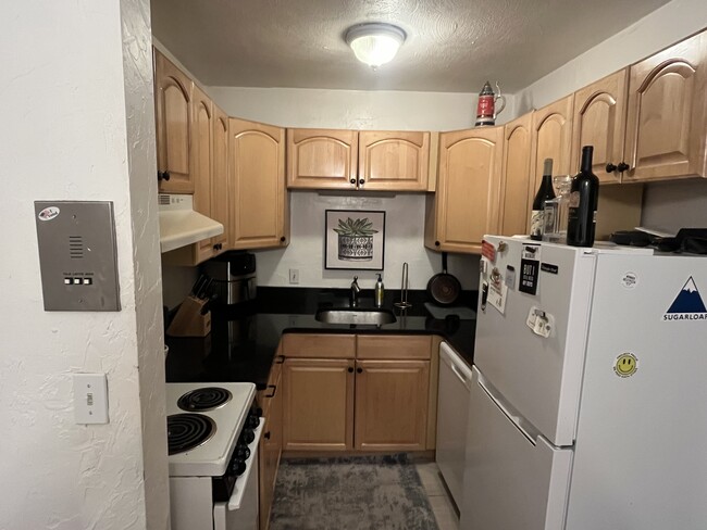 Building Photo - 153 Salem St Unit 2 Rental