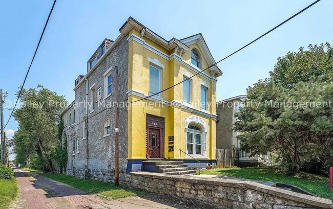 Building Photo - 947 S Brook St