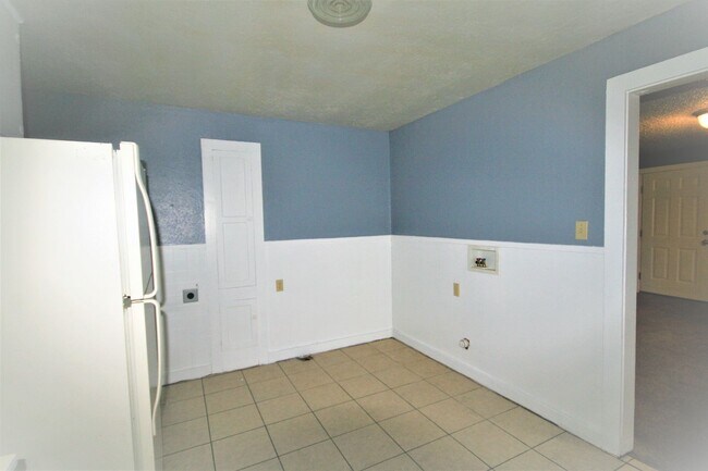 Photo - Spacious 2 Bed House! Large backyard!