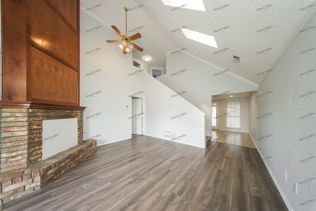 Photo - 2108 Lakecrest Dr