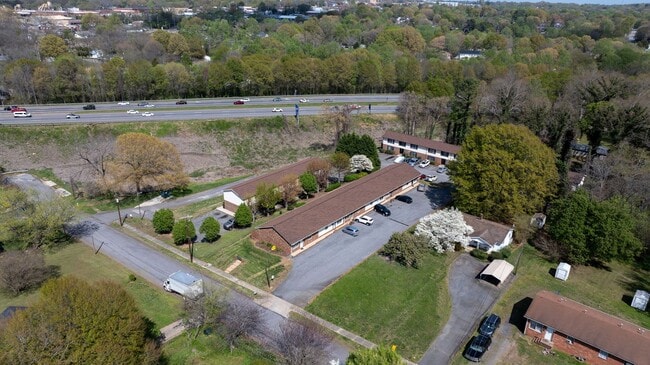 Building Photo - Newly Remodeled 1 Bedroom Condo in Prime Location! No Pets Unit 17