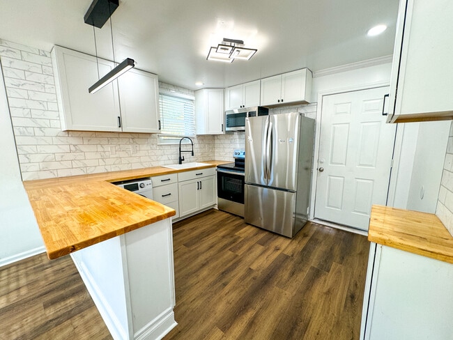 Photo - 711 W 44th St