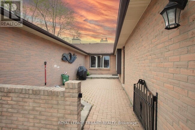 Photo - 60 Fiddlers Green Rd