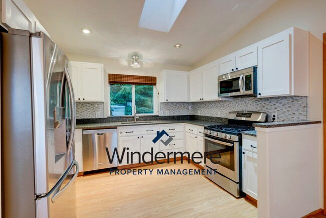 Photo - 3 bedroom 2.5 bath Two Story Home with a View! *Short lease only*