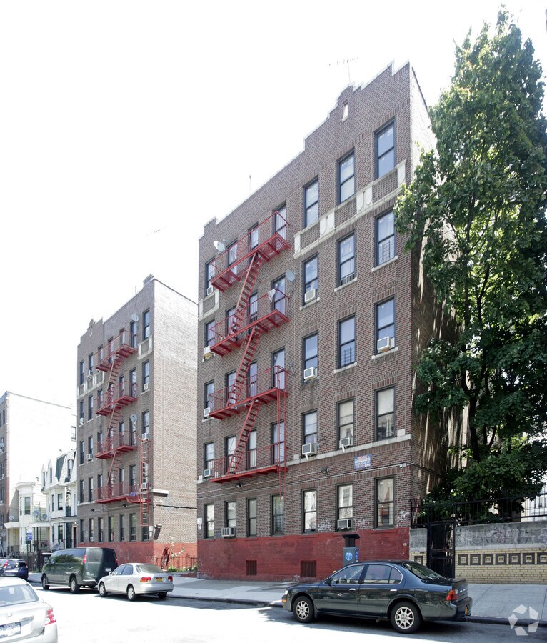Photo - 2566 Bainbridge Ave