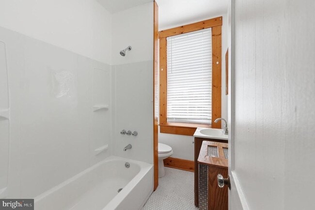 Building Photo - 3202 Cliftmont Ave Unit 2