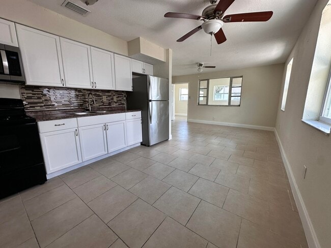 Photo - 840 W 1st St