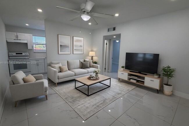 Building Photo - 629 SW 10th St Unit 6