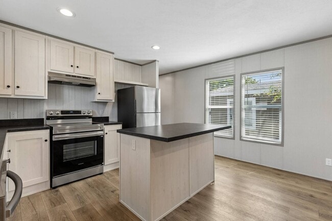 10 Colonial Dr