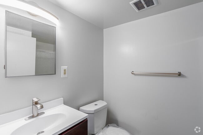 2BR, 2BA - 1000SF - Second Bathroom