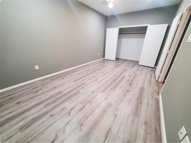 Photo - 305 E Waring St